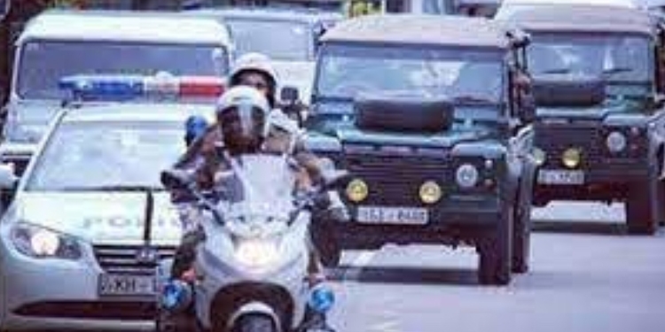 VVIP ස්කොඩ් දාගෙන කෝටි ගණන් වියදම් කරගෙන පරිස්සමට එක්කන් යන හොරු මැරයො තක්කඩි! Sri Lanka Latest News