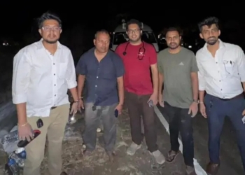 ජීවිත අවදානම නොතකා තුවාලකරුවන් බේරගන්න මහා හෙළට කඹවලින් බැස්ස දොස්තර මහත්තයා! Sri Lanka Latest News