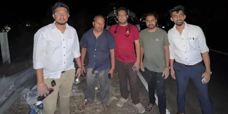 ජීවිත අවදානම නොතකා තුවාලකරුවන් බේරගන්න මහා හෙළට කඹවලින් බැස්ස දොස්තර මහත්තයා! Sri Lanka Latest News