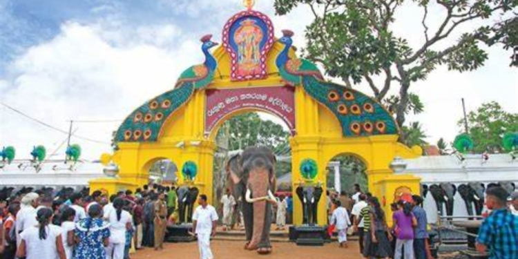 කතරගමට ගියා තමයි මැණික් ගඟත් හිඳිලා… ටවුම වටේ තැන් තැන්වල හොර මැරකං පිරිලා…! Sri Lanka Latest News