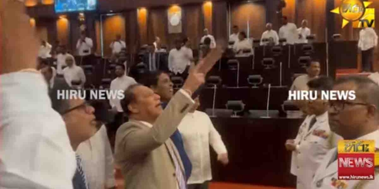 කතානායකවරයාගේ තීන්දුවට එරෙහිව සජිත් විරෝධය පළ කරලා කළ කතාවෙන් පසු විපක්ෂය සභාව මැද්දට ඇවිත් කතානායකවරයාට විරෝධය පළකරයි! උද්ඝෝෂණ මැද්දේ කතානායකතුමා පාර්ලිමේන්තුව විනාඩි 10කට කල්තියයි! VIDEO I Sri Lanka Latest News
