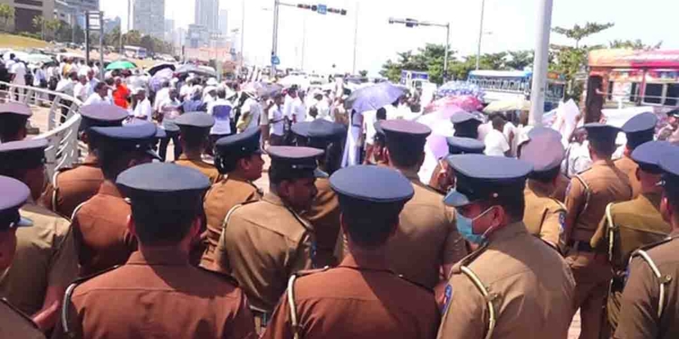 ජනාධිපති ලේකම් කාර්යාලය අසල උණුසුම් තත්ත්වයක්! පාර හිරවෙයි! 6 දෙනෙක් ජනාධිපති කාර්යාලය ඇතුළට යයි! VIDEO I Sri Lanka Latest News