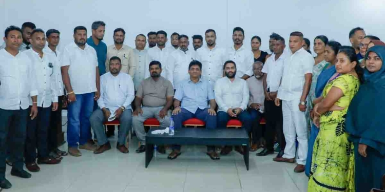 ක්ෂේත්‍ර රැසක් අද මහපාරට බැහැලා! රටත්-ජනතාවත්-රාජ්‍ය සේවකයොත් රවට්ටපු මාලිමා ආණ්ඩුවට පළාත් සභා ඡන්දයේදී හොඳ පාඩමක් උගන්වමු! ත්‍රිකුණාමලේ ගිය සජිත් පළාත් පාලන මන්ත්‍රීවරු එක්ක ලොකු වැඩකට ලෑස්ති වෙයි! VIDEO & PHOTOS I Sri Lanka Latest News