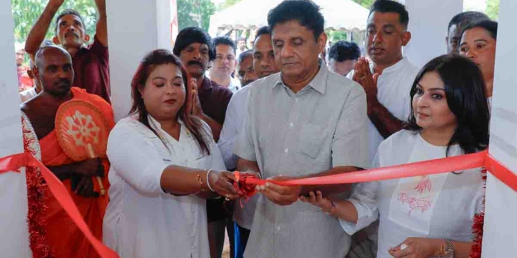 ඡන්ද කාලෙ කියද්දි සමහරු හිනාවුණා! කරන්න බැරි වැඩක් කියලා කිව්වා! ඒත් සජිත්   ජනතාවට බොරු කිව්වේ නෑ! අතිදුෂ්කර විලච්චියේ ගම්තුලාන 17ක් ඔස්ට්‍රේලියානු ධනපතීන් 17ක් එක්ක සම්බන්ධ කරන්න වැඩපිළිවෙළක් සකස් කරපු හැටි මෙන්න! VIDEO I Sri Lanka Latest News