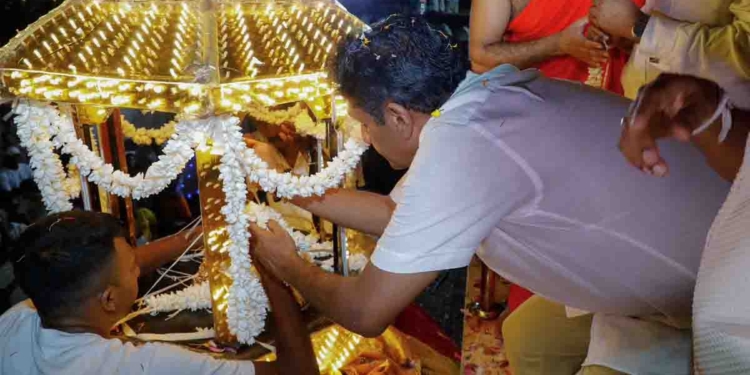 මහරගම විපෂ්‍යාරාම පුරාණ රජමහා විහාරයේ වාර්ෂික පෙරහර මංගල්‍යයට එක්වූ විපක්ෂනායකවරයා සධාතුක කරඬුව හස්තිරාජයා මත තැන්පත් කරයි! VIDEO  PHOTOS I Sri Lanka Latest News