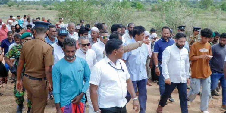 අවුරුදු 50ක් ගොවිතැන් කරපු ගොවි ඉඩම් අක්කර 800ක් කොල්ලකාලා! දැන් කම්බි කණු හිටවනවා! පවුල් 350ක් ගෙන යන සටනට හයියක් වෙන්න විපක්ෂනායක සජිත් මුතූර් ගොවිබිම්වලට යයි! ගොවීන්ගේ ඉඩම් අයිතිය වෙනුවෙන් පෙනී සිටී! මේක මහා අපරාධයක්! ඉදිරි ඡන්දෙකදී ආණ්ඩුවට පාඩමක් උගන්වන්න ලෑස්ති වෙන්න! PHOTOS & VIDEO I Sri Lanka Latest News