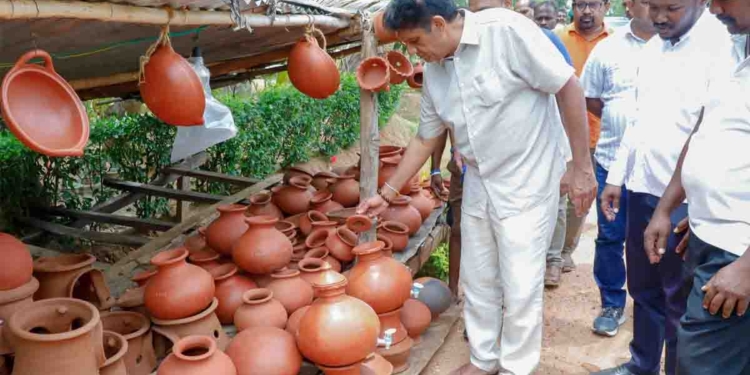 මේවා මාධ්‍ය සංදර්ශන නෙමෙයි! බොරු ෂෝ නෙමෙයි! රටේ ජනතාවගේ ඇත්ත ප්‍රශ්න ගැන ආණ්ඩුවේ විතරක් නෙමෙයි විපක්ෂයේ කිසිම මන්ත්‍රීවරයෙක්වත් කතා කරන්නේ නෑ! ඒත් විපක්ෂනායක සජිත් රඹෑව ගමේ මැටි කර්මාන්තයෙන් ජීවත් වන දහස් ගණනක් පවුල්වල ප්‍රශ්න ගැන කතාකරන්න ගමටම ගිහිල්ලා! VIDEO & PHOTOS I Sri Lanka Latest News