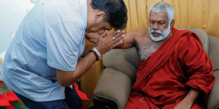 නැගෙනහිර ගොවි ගැටලු සොයා බලන්න ගිය විපක්ෂනායක සජිත් ඓතිහාසික දිඹුලාගල-දීඝවාපී සේනාසනවලටත් ගිහින් නායක හිමිවරු හමුවී ආශිර්වාද ලබාගනී! PHOTOS & VIDEO I Sri Lanka Latest News