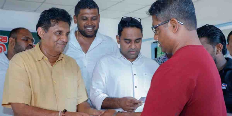 තුන්වන පියවර මහකුඹුක්කඩවලට! ග්රාම සේවා වසම් 14,021ක්…! කුඩා ගම්මාන 50,964ක්…! රටම ආවරණය කරන සජබ සාමාජික ප්රවර්ධන වැඩසටහන අරන් සජිත් රට වටේම යනවා! එක පෑන් පාරින් විසඳනවා කියපු කිසිම දෙයක් තවම ඉටු කරලා නෑ! PHOTOS & VIDEO I Sri Lanka Latest News