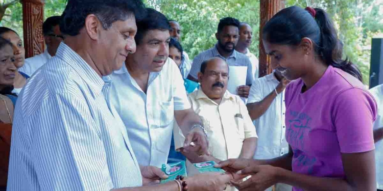 සජබ සාමාජික ප්රවර්ධන වැඩසටහනේ සිව්වන පියවර අරන් සජිත් ඇලහැරට ආවා! ග්රාම සේවා වසම් 14,021ක්… කුඩා ගම්මාන 50,964ක්… රටම ආවරණය කරන වැඩක්! බීළූණු-අර්තාපල් බදු වංචාවක් ගැන ගොවීන්ට කරුණු පැහැදිලි කරයි! PHOTOS & VIDEO I Sri Lanka Latest News