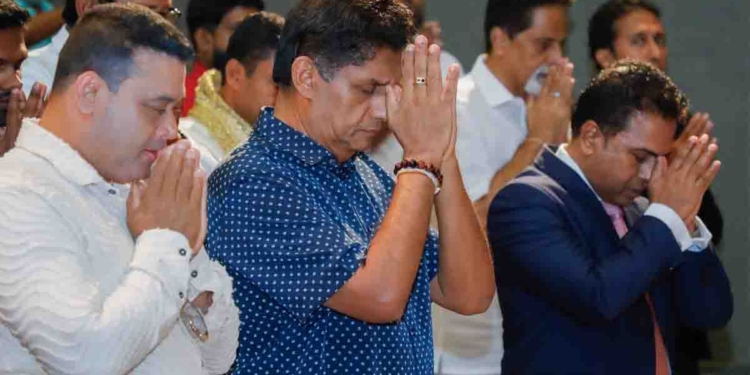 ඉතිහාසය දරුවන්ට ඉගැන්විය යුතුමයි! අපි පාර්ලිමේන්තුවට ඇවිත් ඉතිහාසය රැකගන්න පොදු සටනක් දියත් කරමු! මහා සංඝරත්නය-කලාකරුවන්-උගතුන්-වියතුන්-දේශපාලඥයන් සියලු දෙනා ඉන්න පොදු වේදිකාවට ගොඩවෙච්ච සජිත් කරපු කතාව මෙන්න! VIDEO & PHOTOS I Sri Lanka Latest News