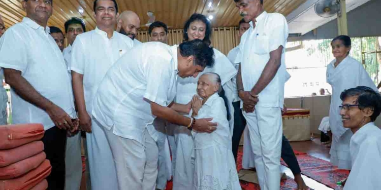 බිනර පෝය දවසේ විපක්ෂනායක සජිත් බෞද්ධාලෝක මාවතේ කල්‍යාණ ධර්ම ආශ්‍රමයට යයි! තලගල ධම්මගවේෂී හිමියන්ගේ සුමධුර දම් දෙසුමට සවන් දෙයි! VIDEO & PHOTOS I Sri Lanka Latest News