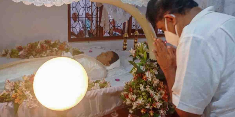 ඇල්ලේ අනතුරින් මියගියවුන්ගේ දේහයන්ට අවසන් ගෞරව දැක්වීමට විපක්ෂනායක සජිත් තංගල්ලට ගිහින්! PHOTOS I Sri Lanka Latest News
