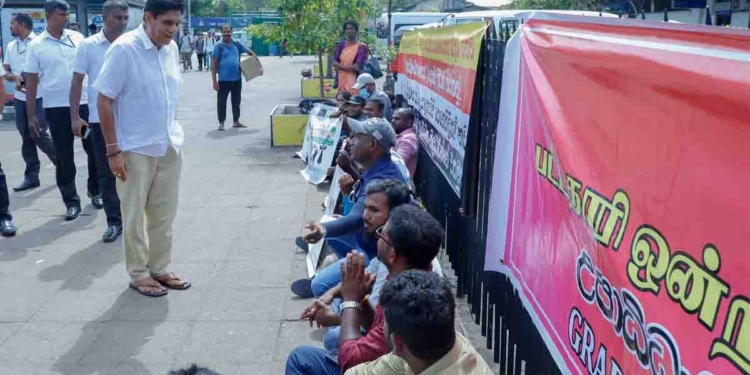 ඊයේ  මේ මිනිස්සු වෙනුවෙන් පාර්ලිමේන්තුවේදී කතා කළා! ආණ්ඩුවෙන් කතාකරන්න ඉඩ දුන්නෙත් නෑ! මෙන්න මේ මිනිස්සු දැනු කොටුවේ අඛණ්ඩ සත්‍යග්‍රහයක් කරනවා! විපක්ෂනායක අද එතනටත් ගිහින් මිනිස්සුන්ගේ දුක සැප සොයා බලයි! VIDEO & PHOTOS I Sri Lanka Latest News