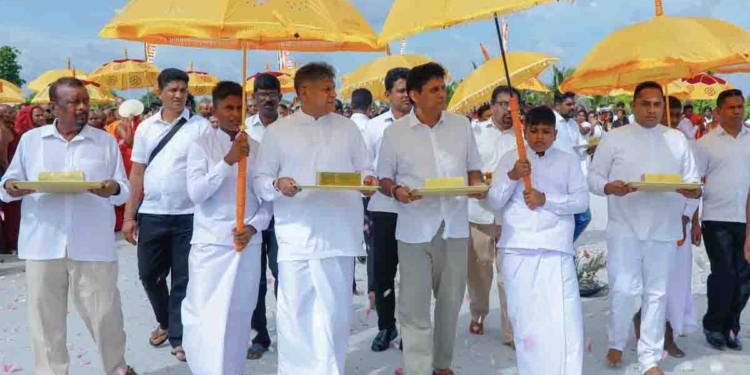 ‘වැවයි දාගැබයි ගමයි පන්සලයි’ සංකල්පය යළි පණගන්වන්න විපක්ෂනායක සජිත් තිරප්පනෙන් වැඩ අල්ලයි! ලබුනෝරුව ආරණ්‍ය සේනාසනයේ ජය ශ්‍රී මහා බෝ සමිදුන්ගේ අංකුර නමක් රෝපණය කරයි! දසබල සෑ රදුන් වහන්සේ නමකට මුල්ගල තියයි! බෞද්ධ අධ්‍යාපන ආයතනයක් ස්ථාපිත කරයි! VIDEO & PHOTOS I Sri Lanka Latest News