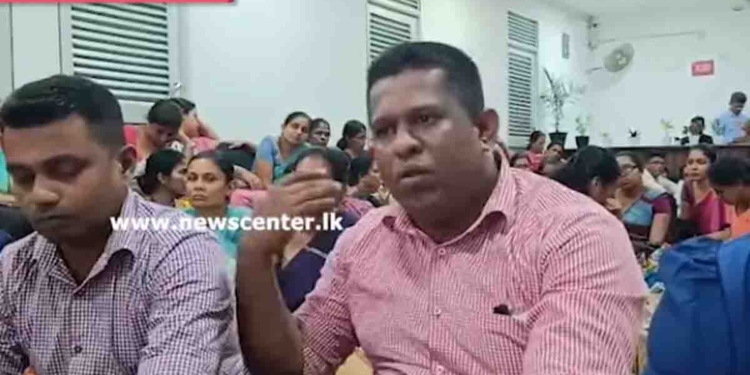 ඉස්කෝලවල උගන්වන්න ඕන ගුරුවරු වරප්‍රසාද ඉල්ලා අධ්‍යාපන අමාත්‍යංශය ඇතුළට කඩන් පනී! බිම වාඩිවී උපවාසයක! VIDEO I Sri Lanka Latest News