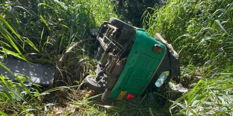 ඇල්ලේ බස් එක 30 දෙනෙක් එක්ක අඩි 700ක් හෙළට පෙරළුණා! වටවල ත්‍රීවීල් එක එකම පවුලේ 4 දෙනෙක් එක්ක අඩි 50ක් පහළට පෙරළිලා! PHOTOS I Sri Lanka Latest News