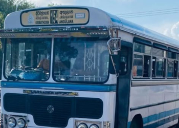 කොච්චර මැරුණත් කිසි ගාණක් නෑ! නීතියට බයත් නෑ! ඒ මදිවට ප්රශ්න කරන මගීන්ගෙනුත් ගේම ඉල්ලනවා! ෆෝන් එක ඔබ ඔබා බස් එක එළවන මේ ඩ්රයිවර්ව අල්ලගන්න තාම පොලිසියට බැරිවුණාද? VIDEO I Sri Lanka Latest News