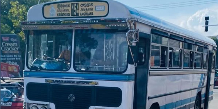 කොච්චර මැරුණත් කිසි ගාණක් නෑ! නීතියට බයත් නෑ! ඒ මදිවට ප්‍රශ්න කරන මගීන්ගෙනුත් ගේම ඉල්ලනවා! ෆෝන් එක ඔබ ඔබා බස් එක එළවන මේ ඩ්‍රයිවර්ව අල්ලගන්න තාම පොලිසියට බැරිවුණාද? VIDEO I Sri Lanka Latest News