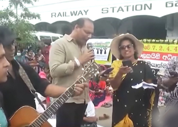 දයාසිරි කොටුව ස්ටේෂන් එකේ සින්දු කියයි! VIDEO I Sri Lanka Latest News