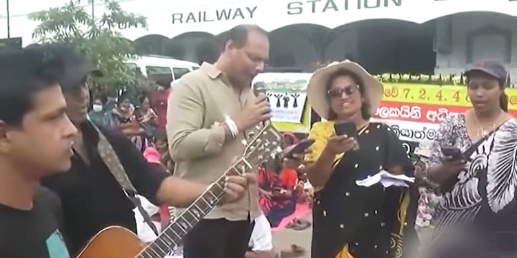 දයාසිරි කොටුව ස්ටේෂන් එකේ සින්දු කියයි! VIDEO I Sri Lanka Latest News