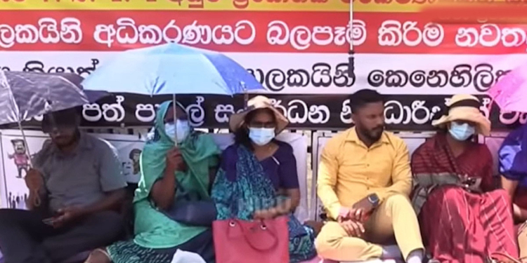 ජනාධිපතිත් තර්ජනය කරනවා! ගෝලබාලයොත් තර්ජනය කරනවා! මේ අය එදා දාගෙන හිටපු වෙස්මුහුණු ගැලවිලා අද බලයෙන් ඔළුව නරක් වෙලා ඉන්නේ! බලන්නකො ඒගොල්ලන්ගේ වත්කම් දිහා! දැන් කෝටිපතියො විදිහට මිනිස්සු දිහා බලන්නේ! VIDEO I Sri Lanka Latest News