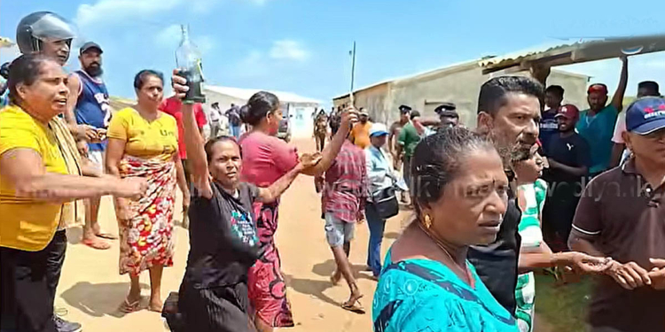 ගෙවල් කඩන්න ඇවිත් හලාවත වැල්ල රත්වෙයි! කාන්තාවක් ගිනි තියාගන්න හදයි! VIDEO I Sri Lanka Latest News