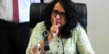 දරුවන් පාසලට දාගන්න ඉල්ලා ඉසුරුපායට ඇවිත් සත්‍යග්‍රහ කරපු ගුරුවරුන්ට අගමැති හරිනි සැර පාඩමක් උගන්වයි! ඉල්ලන දේ දෙන්න බැරි හේතුව තේරෙන බාසාවෙන්ම කියලා දෙයි! VIDEO I Sri Lanka Latest News