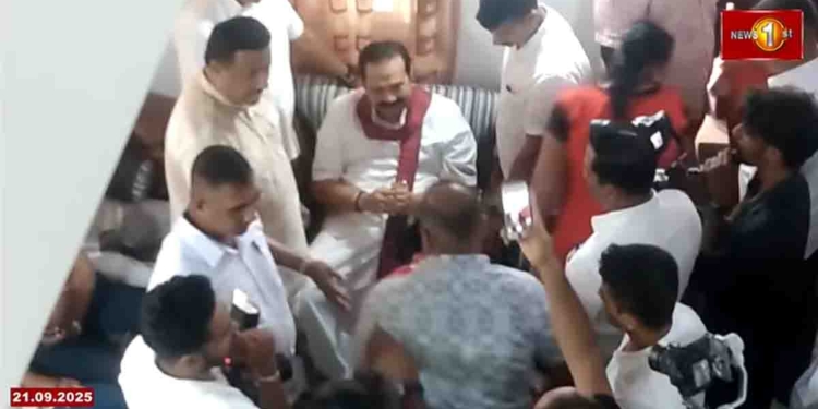 මහින්ද ගාව ඉඳන් පොහොට්ටුවත් අතෑරලා රනිල් ගාවට ගිය රෝහිතගේ උපන්දිනයට සුබ පතන්න මහින්ද කාල්ටන්වල ඉඳන් පයාගලට එයි! මිනිස්සු පෝලිමේ ඇවිත් මහින්දට වැඳ වැඳ යයි! VIDEO I Sri Lanka Latest News
