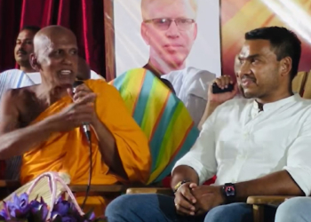 දැන් රැල්ල යන්නෙ කොහේටද? නාමල්ලාට…! බලන්නකො පිං පාට.. උසේ හැටියට මහත..! නාමල්වත් ඉස්සරහා තියාගෙන හාමුදුරුවො වර්ණනා කරන්නෙ සිදත් සඟරාවෙන්! VIDEO I Sri Lanka Latest News