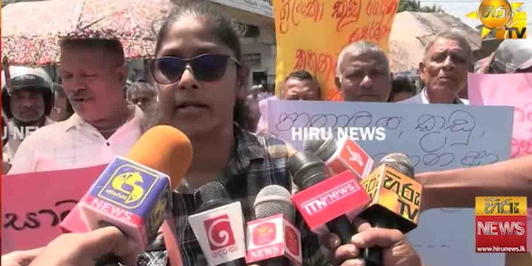 රාජපක්ෂ කාඩර් එකට එරෙහිව අයිස් මතුවුණු මිද්දෙණියේ විරෝධතාවක්! අපිට පුදුම වේදනාවක් තියෙන්නේ..! පපුව රිදෙනවා..! අපේ දරුවො බේරලා දෙන්න..! VIDEO I Sri Lanka Latest News