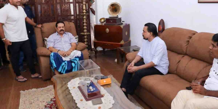2015 පැරදිලා කාල්ටන් නිවසට ගියාම විමල් තමයි ‘මහින්ද සුළඟ’ හදලා මහින්දව ආපහු කොළඹට අරන් ආවේ! හරියටම අවුරුදු 10කට පස්සේ මහින්දව කොළඹ ගෙදරින් දොට්ට දැම්මාමත් මහින්දව බලන්න විමල් කාල්ටන් ගෙදරට ගිහින්! ආපහු ‘මහින්ද සුළඟ’ එන්නද හදන්නේ? PHOTOS I Sri Lanka Latest News
