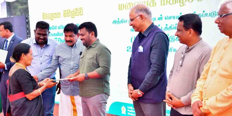 ඉන්දීය මහකොමසාරිස්තුමාත් එක්ක ගිහින් අනුර මලෛයගම් ජනතාවට නිවාස අයිතිය දෙයි! මේ අවුරුද්දේ කොහොමහරි වතුජනතාවගේ දෛනික වැටුප 1750 කරන බවත් කියයි! PHOTOS I Sri Lanka Latest News