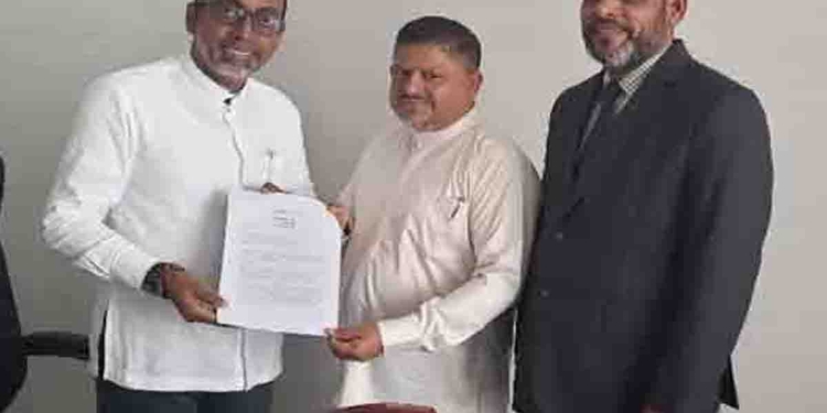 රේගුවේ රඳවාගෙන සිටින කුරානයේ දෙමළ පරිවර්තන පොත් තොගය නිදහස් කරගන්න මුස්ලිම් මැතිඇමැතිවරු සියලු දෙනාම එකතු වෙයි! ඇමැතිට ලියුමක් බාරදෙයි! ආගමික කටයුතු නියෝජ්‍ය ඇමැති මුනීරුත් අත්සන් කරලා! I Sri Lanka Latest News