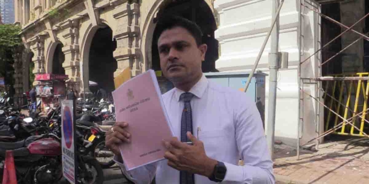 පවිත්රලාගේ-ජයසුමනලාගේ-කෙහෙළියලාගේ කාලේ වෙච්ච දූෂණ වංචා හොයාගෙන යද්දි නිලධාරීන් වැඩේ යට ගහලා! බාල බෙහෙත් සිද්ධිය පළමුවරට රටට හෙළිකරලා කෙහෙළිය ඇතුළට යවන්න මුල්වුණු දොස්තර චමල් සංජීව අද නිලධාරීන්ට එරෙහිව CIDයට යයි! I Sri Lanka Latest News