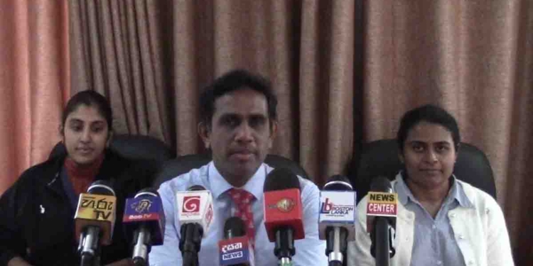 මරණ තර්ජන නිසා දොස්තරවරු රාජකාරීවලින් අයින් වෙයි! ඩයගම රෝහල වසා දමයි! PHOTOS I Sri Lanka Latest News