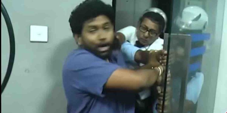 විදුලි ඇමැති එක්ක තිබ්බ සාකච්ඡාවේ ගුටිකෙළියක්! ‘මම කතා කරද්ද මට ගහලා එළියට දැම්මා! මම වීඩියෝ කරද්දි ෆෝන් එක අරන් ඔක්කොම ඩිලීට් කළා!’ සාකච්ඡාවේ සිටි දෙන්නෙක් දොට්ට! ආරක්ෂක නිලධාරීන් මාධ්‍යවේදීන්වත් ඉවත් කරයි! VIDEO I Sri Lanka Latest News