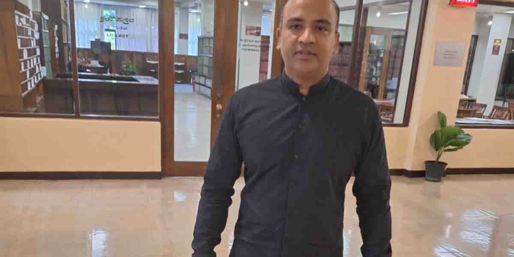 ඊයේ රෝස පාට වුණ පාර්ලිමේන්තුව අද කළු පාට වෙන්නයි යන්නේ…!  I Sri Lanka Latest News