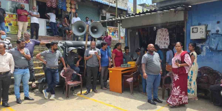 හැටන් ටවුම මැද ප්‍රසිද්ධ ඉඩම් වෙන්දේසියේ ලොකු අවුලක්! එක්කෙනෙක් ඇවිත් ඔක්කොම ඉඩම් කොටස් ලක්ෂ 30කට අරන්! PHOTOS & VIDEO I Sri Lanka Latest News