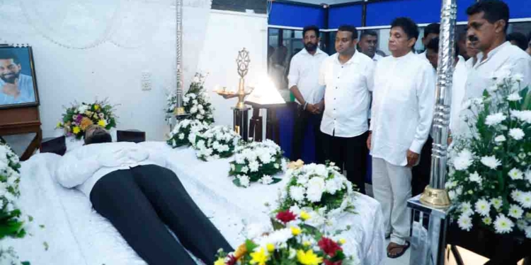 විපක්ෂනායක සජිත් වැලිගම සභාපති ලසන්තට අවසන් ගෞරව දක්වන්න නිවසට යයි! මේක ප්‍රජාතන්ත්‍රවාදයට එල්ල වූ මරුපහරක්! VIDEO & PHOTOS I Sri Lanka Latest News