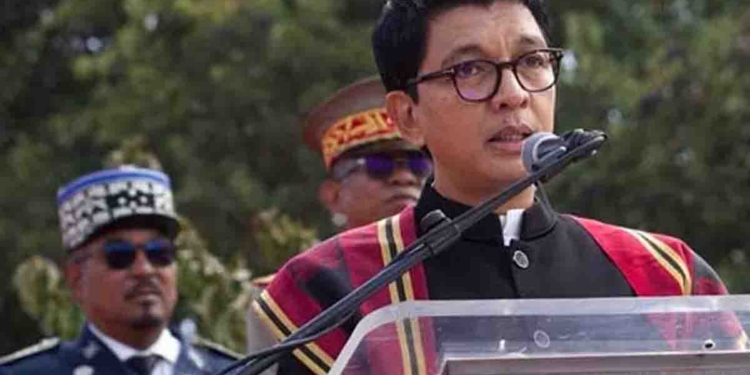 තරුණයන්ගේ අරගලය හමුවේ මැඩගස්කර් ජනාධිපතිත් රටින් පනී! හමුදාව මැඩගස්කරයේ බලය අල්ලයි! I Sri Lanka Latest News