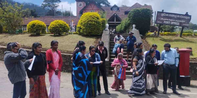 ලංකාවේ ලස්සනම තැපැල් කාර්යාලයේ සේවකයන් කළු පටි බැඳලා තැපැල් දිනයේදීම තැපැල්පතිට එරෙහිව පාරට බැහැලා! PHOTOS I Sri Lanka Latest News