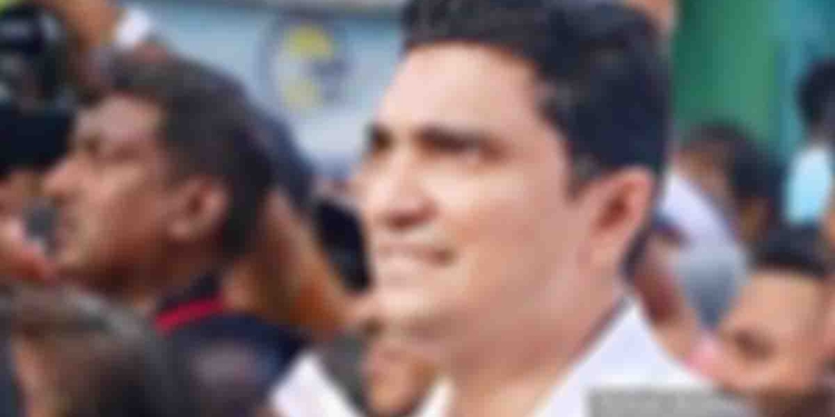 මෙහෙම දක්ෂකම් තියෙන නායකයෙක් වෙන පක්ෂෙක ඉන්නවාද? මේ විදිහට තමාගේ නායකයාව මාකට් කරන්න දන්නේ ප්‍රසාද් විතරමද? අනිත් අය නොකර ඉන්නේ ඉරිසියාවට? කුහකකමට? නැත්නම් දේශපාලනේ නොදන්න කමටද? VIDEO I Sri Lanka Latest News