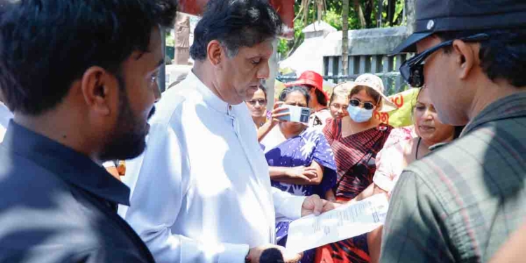 ඉසුරුපාය ඉදිරිපිට ගුරු සංවර්ධන නිලධාරීන් ඇරඹූ සත්‍යග්‍රහය මැද්දට විපක්ෂනායක සජිත් එයි! පුරප්පාඩු 50,000ක් තියෙද්දී මේ 16,600 ගන්න බැරි ඇයි? ආණ්ඩුවට හිතක් පපුවක් නැද්ද? ඡන්ද කාලෙට විතරද මේ අය ඕනේ? VIDEO & PHOTOS I Sri Lanka Latest News