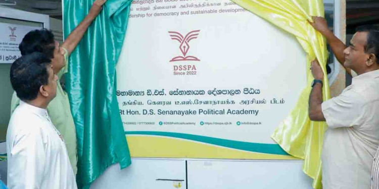 UNP එක බිහිකරපු.. UNP එක ආරක්ෂා කරපු මහාමාන්‍ය ඩී.එස්. සේනානායක සජිත් සජබ මූලස්ථානයට අරන් එයි! දැනඋගත් දේශපාලන පරම්පරාවක් බිහිකිරීමේ යුගයේ අවශ්‍යතාව අදින් ඇරඹේ! VIDEO & PHOTOS I Sri Lanka Latest News