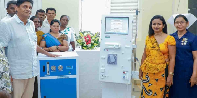 උතුරුමැද පළාතේ වකුගඩු රෝගයෙන් පීඩා විඳින අහිංසක ජනතාව ගැන කියවෙන  වීඩියෝව දැක්ක විපක්ෂනායක සජිත්ගේ හිත උණුවෙයි! දුක් විඳින මේ අහිංසක ජනතාවගේ දුක දැක්ක එකම නායකයා කැබිතිගොල්ලෑව රෝහලට ලක්ෂ 31ක් වටිනා රුධිර කාන්දුකරණ යන්ත්‍රයක් සහ ලක්ෂ හයහමාරක උපකරණ පරිත්‍යාග කරයි! VIDEO & PHOTOS I Sri Lanka Latest News