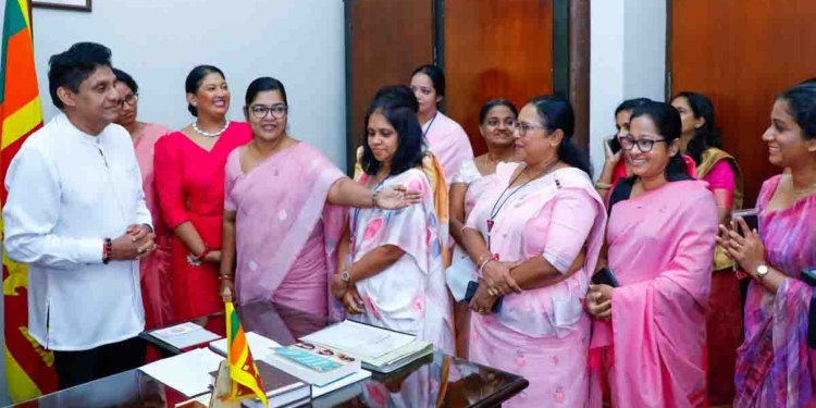 පාර්ලිමේන්තුවේ ආණ්ඩු පක්ෂයෙයි විපක්ෂයෙයි ඉන්න ඔක්කොම කාන්තා මැතිඇමැතිවරියො ටික හදිසියේම සජිත්ව හමුවෙන්න විපක්ෂනායක කාර්යාලයට ආවෙ ඇයි? VIDEO & PHOTOS I Sri Lanka Latest News