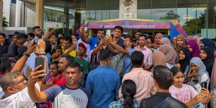 බුක් ෆෙයාර් ගිය සජිත්ට වෙච්ච දෙයක්! VIDEO & PHOTOS I Sri Lanka Latest News