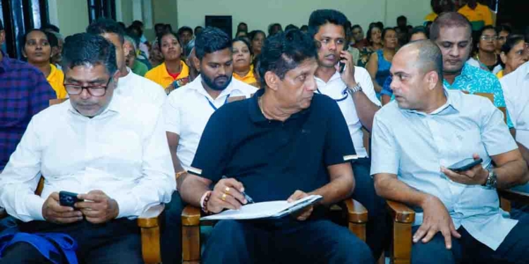 දැන් මන්ත්‍රීවරුන්ට මහජන දිනය තියන්න වෙන්නේ කනත්තේ ඉඳලයි! සජබ සාමාජික ප්‍රවර්ධන වැඩසටහනේ 17 වන අදියර අරන් සජිත් උතුරු කොළඹ ලුණුපොකුණට යයි! ග්‍රාම සේවා වසම් 14,021ක්… කුඩා ගම්මාන 50,964ක්… රටම ආවරණය කරන වැඩක්! VIDEO & PHOTOS I Sri Lanka Latest News
