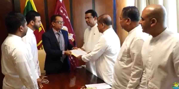 පරීක්ෂා නොකර රේගුවෙන් පන්නපු කන්ටේනර් 323 ප්‍රශ්නය ඉවර නෑ! විශේෂ කාරක සභාවක් ඉල්ලා විපක්ෂය කතානායකට යෝජනාවක් බාරදෙයි! I Sri Lanka Latest News